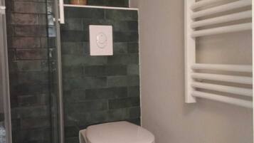 Sèche-cheveux, serviettes fournies, papier toilette