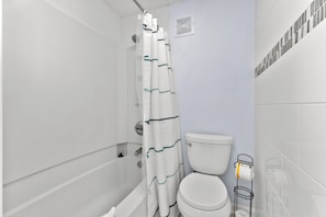 Bathroom - Oceanfront Studio | Myrtle Beach Resort RT0802 (Myrtle Beach)