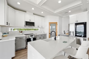 Coffee/tea maker, fridge, microwave, oven