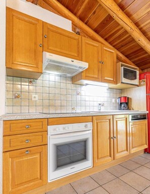 Coffee/tea maker, fridge, microwave, oven