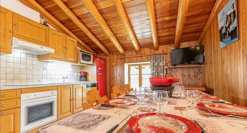 Chalet 'Vernès Le Chamois' with Mountain View, Shared Garden and Wi-Fi