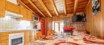 Chalet 'Vernès Le Chamois' with Mountain View, Shared Garden and Wi-Fi
