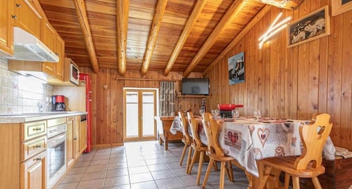 Chalet 'Vernès Le Chamois' with Mountain View, Shared Garden and Wi-Fi