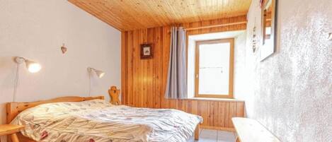 4 bedrooms, iron/ironing board, WiFi