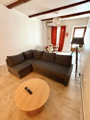 Salon - The Little House — An Air-Conditioned Provençal Retreat (Caumont-sur-Durance)