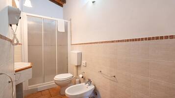 Ein Badezimmer mit Toilette, Bidet und Waschbecken.