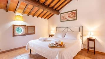 Tabla de planchar con plancha, wifi y ropa de cama