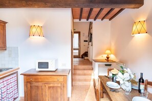 Frigorífic, microones, placa de cuina i bullidora elèctrica 