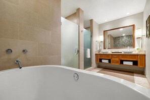 Een douche, een haardroger, handdoeken, zeep