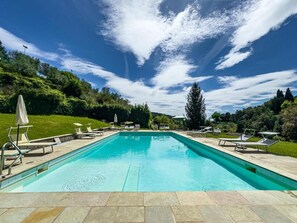 A rectangular swimming pool with a clear blue water surface, surrounded by a stone deck. - Apartment 9 with Balcony – Residence Ferriera with Pool (Loro Ciuffenna)