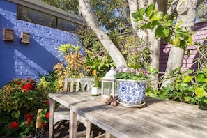Estudio, patio | Restaurante al aire libre