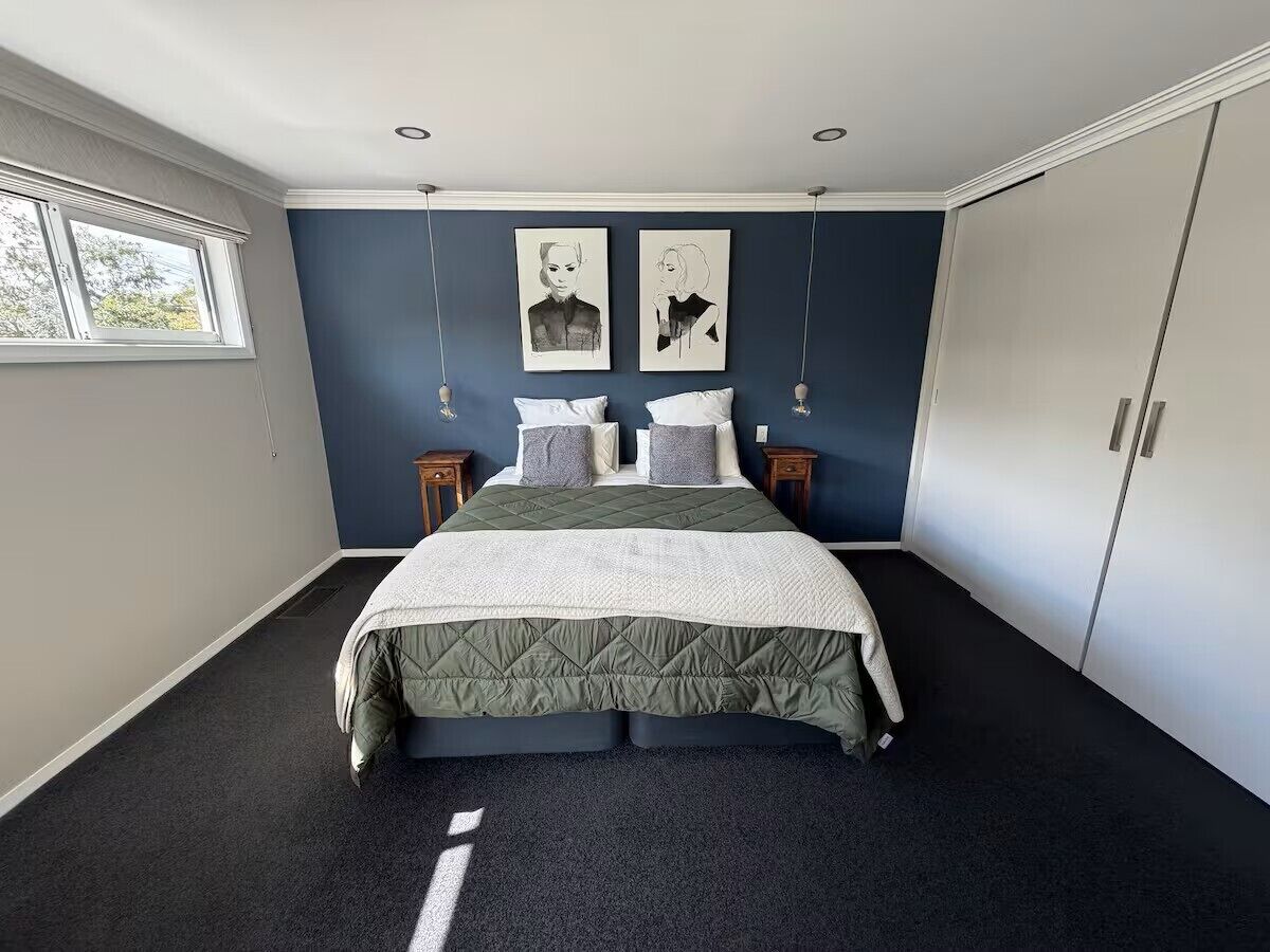 4 bedrooms, iron/ironing board, WiFi, bed sheets