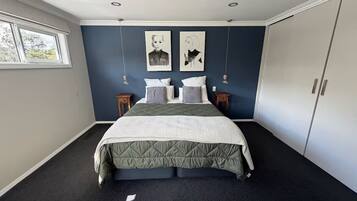 4 bedrooms, iron/ironing board, WiFi, bed sheets
