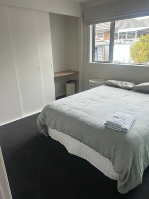 4 habitaciones, tabla de planchar con plancha, wifi y ropa de cama