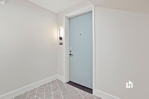 Interior - Heart of Downtown, Ocean Views & Pool (Miami)