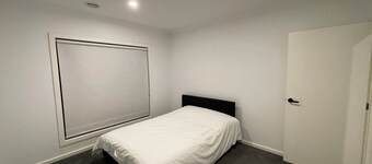 5 Bedrooms, 4 and half Bathrooms, Spacious, Bright Clyde Stay Near Parks & Shop