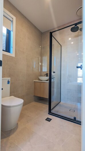 Shower, hair dryer, towels, soap - 5 Bedrooms, 4 and half Bathrooms, Spacious, Bright Clyde Stay Near Parks & Shop (Clyde)