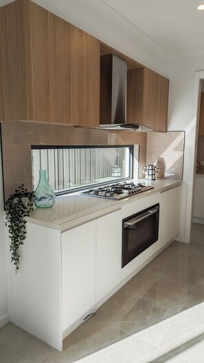 Private kitchen - 5 Bedrooms, 4 and half Bathrooms, Spacious, Bright Clyde Stay Near Parks & Shop (Clyde)