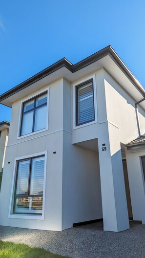 Exterior - 5 Bedrooms, 4 and half Bathrooms, Spacious, Bright Clyde Stay Near Parks & Shop (Clyde)
