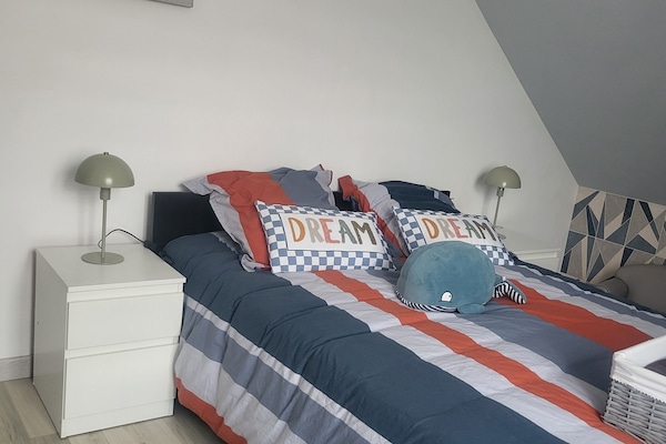 2 habitaciones, tabla de planchar con plancha y cuna de viaje