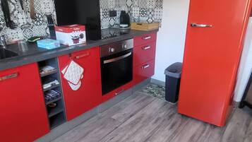 Coffee/tea maker, fridge, microwave, oven