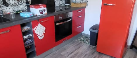 Cafetera y tetera, refrigerador, microondas y horno