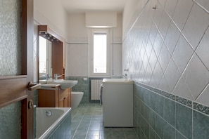 Dusche, Bidet, Handtücher, Shampoo