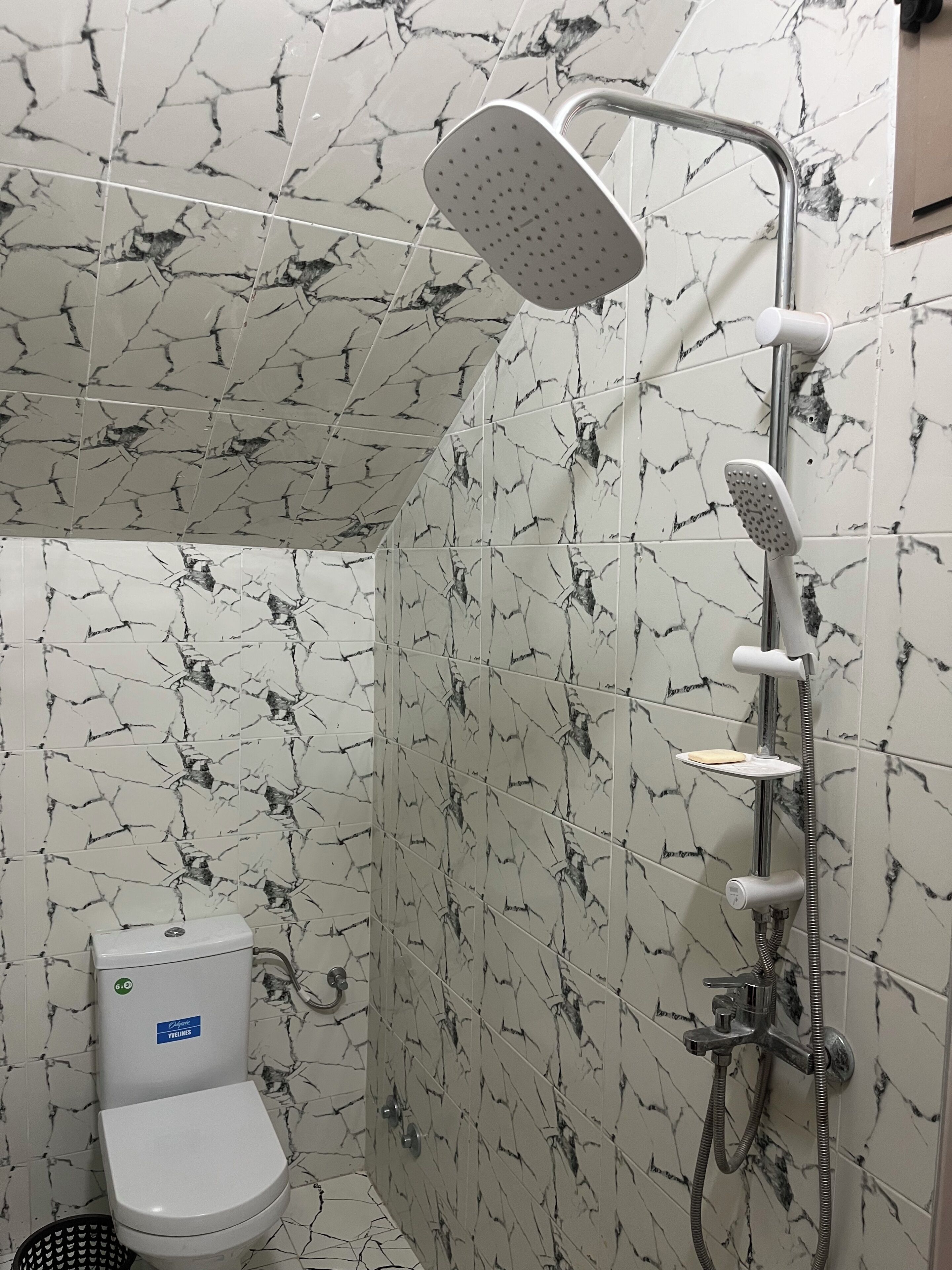 Serviettes fournies, papier toilette