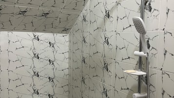 Serviettes fournies, papier toilette