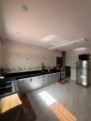 Refrigerador, horno, parrilla de estufa y licuadora