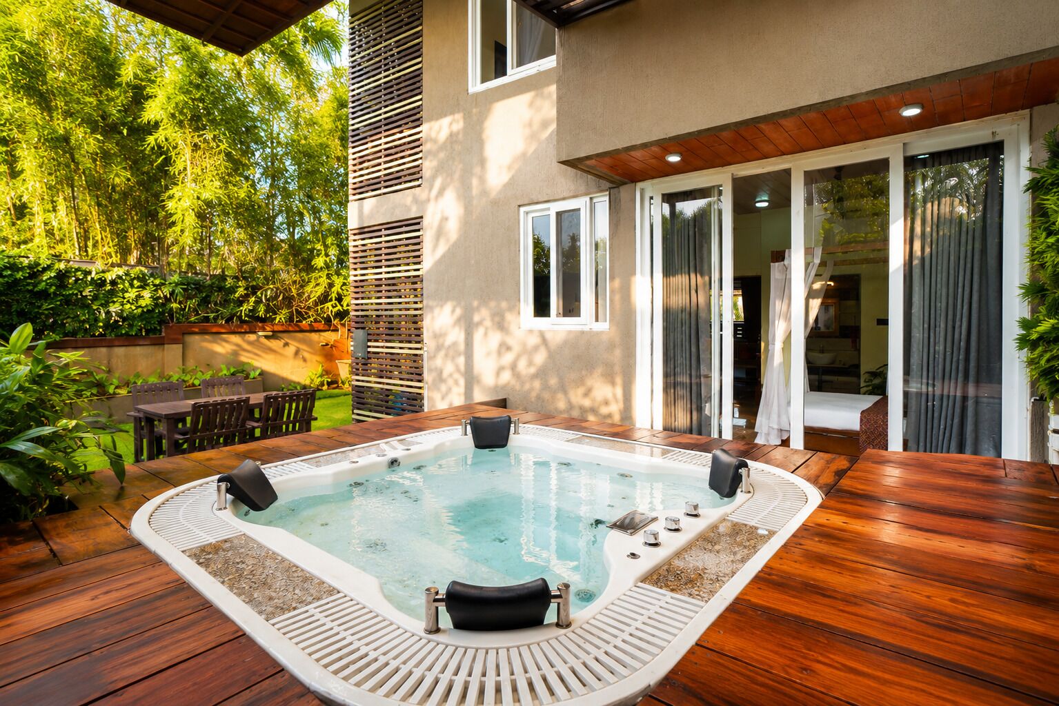 Luksus-lejlighed - balkon - udsigt til have | Privat spabad