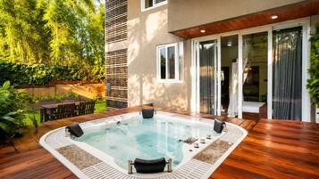 Luksus-lejlighed - balkon - udsigt til have | Privat spabad