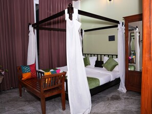 Desk, laptop workspace, free WiFi - The Tree Resort (Lonavala)