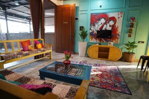 Una sala de estar moderna con un sofá, una mesa de centro y un tapete colorido.