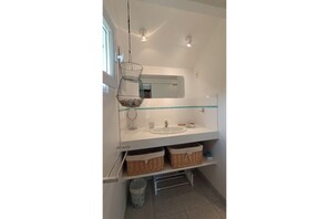Bathroom - Vrbo Property (Moëlan-sur-Mer)