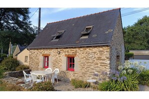 Outdoor dining - Vrbo Property (Moëlan-sur-Mer)