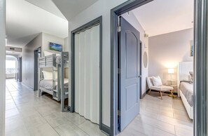 Ein Hotelzimmer mit Etagenbett, Schreibtisch, Stuhl und Nachttisch.