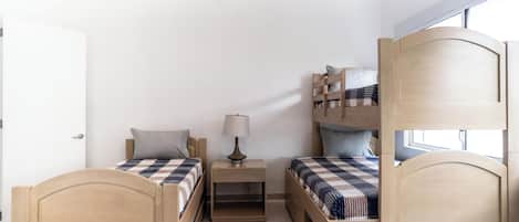 Apartamento, sacada, vista para o jardim | Cofres nos quartos, Wi-Fi de cortesia