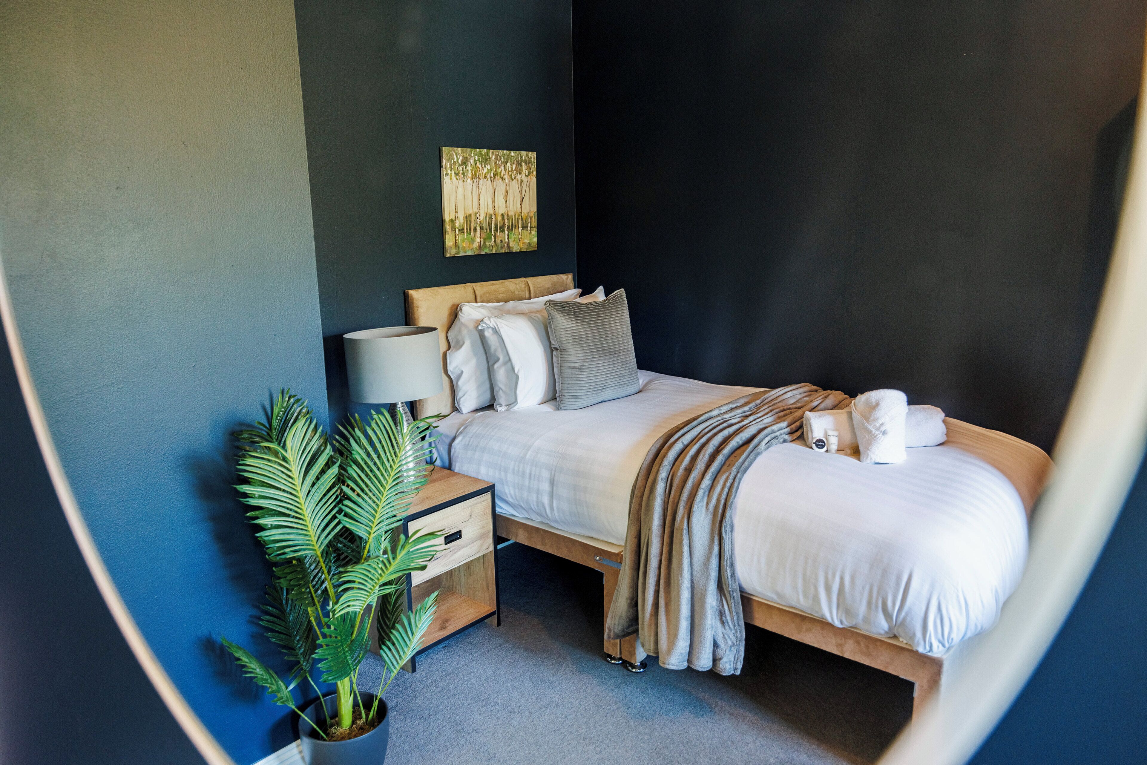 3 bedrooms, iron/ironing board, internet, bed sheets