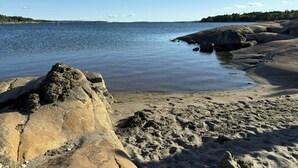 A rocky shoreline with clear water and distant land. - Cabin with views over Hvaler archipelago (Gamle Frederikstad)