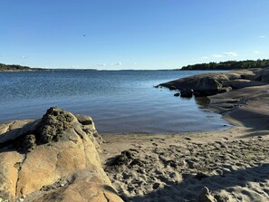 A rocky shoreline with clear water and distant land. - Cabin with views over Hvaler archipelago (Gamle Frederikstad)