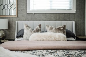 A bedroom with a bed, pillows, a lamp, and a window. - Charming 4-bedroom house with AC in Boyne Falls (Boyne Falls)