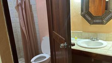 مناشف، صابون، شامبو، ورق حمّام