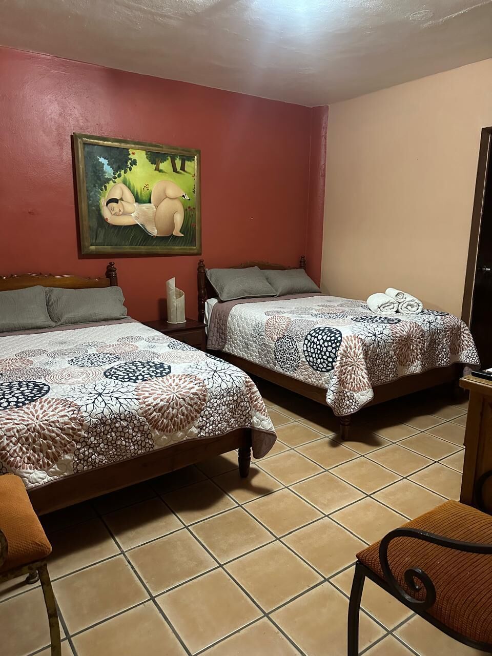 Minibar, caja fuerte, ropa de cama