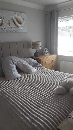 3 bedrooms, iron/ironing board, WiFi (free), bed sheets