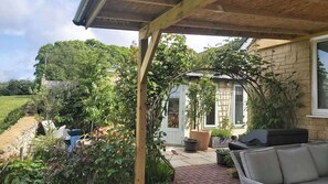 Terrace/patio - Sleeps6-garden-summerhouse-cotswolds-bungalow (Stroud)