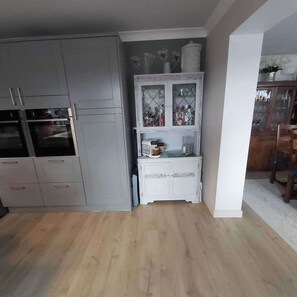 Interior - Sleeps6-garden-summerhouse-cotswolds-bungalow (Stroud)