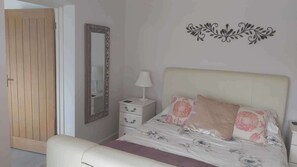 3 bedrooms, iron/ironing board, free WiFi, bed sheets - Sleeps6-garden-summerhouse-cotswolds-bungalow (Stroud)