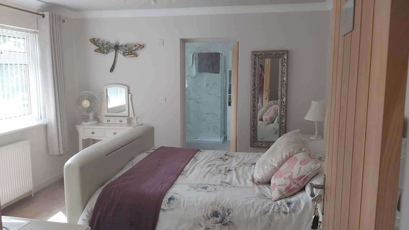 3 bedrooms, iron/ironing board, WiFi (free), bed sheets