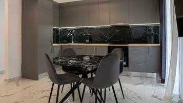 Signature Condo, 3 Bedrooms, Non Smoking, Kitchen | Private kitchen | Coffee/tea maker, fridge, oven, stovetop